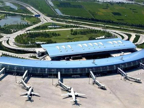 Terminal aeroportuale con struttura in acciaio