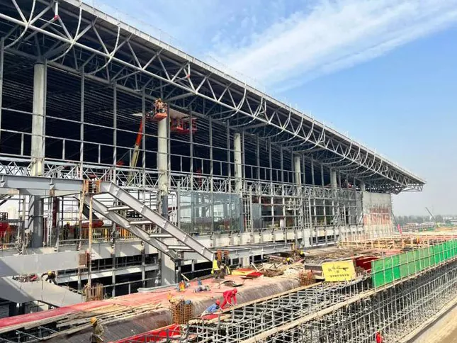 Stazione ferroviaria prefabbricata con struttura in acciaio leggero