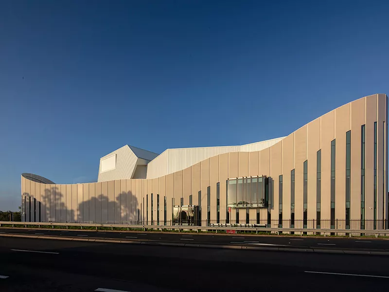 Edificio teatrale con struttura in acciaio